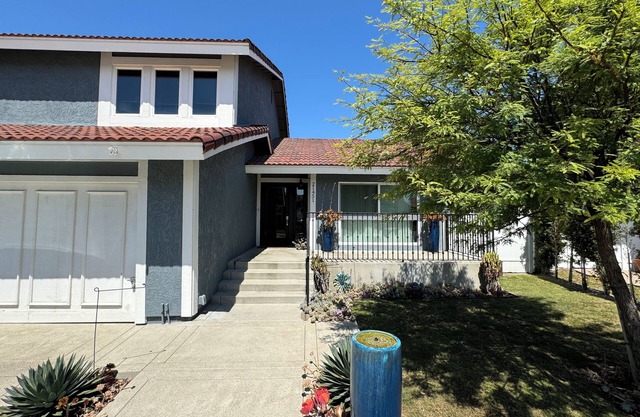 Beautiful 3-bedroom home in peaceful Lake Forest. Close to So. Ca. Attractions.