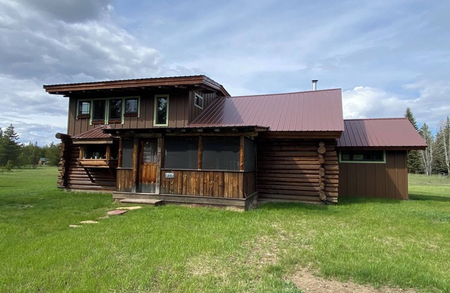 Beautiful 3 bedroom, 1 bath cabin in the heart of Polebridge, MT.