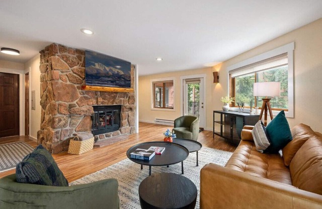 Beautiful 3 bedroom, pet friendly, magnificent river views, walk to WP resort