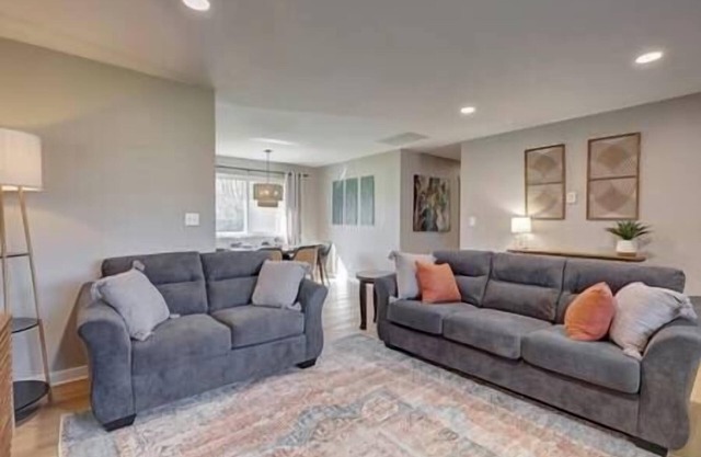 Beautiful 3 BR/2 Bath Very Close to IU & Downtown