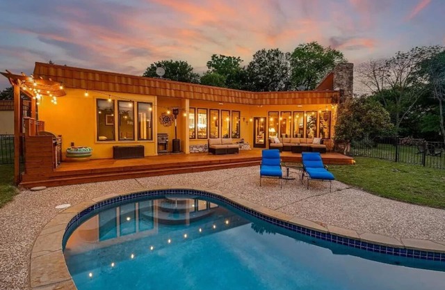 Beautiful 3 br 3 bath home with pool just minutes from Fort Worth