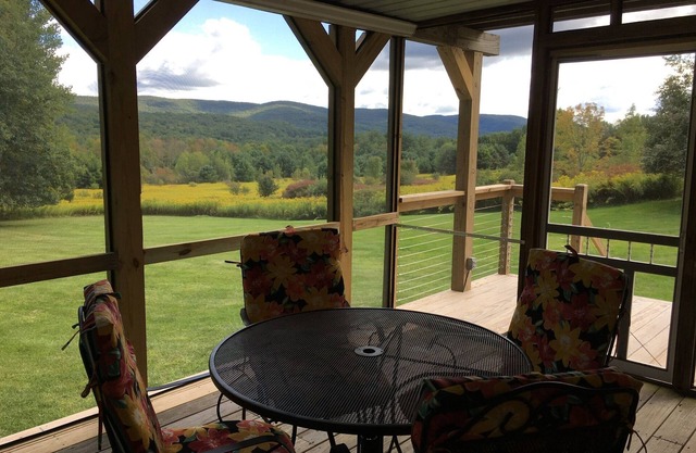 Beautiful 3 BR Berkshire Home - Vistas a las montañas y privacidad en 10 acres