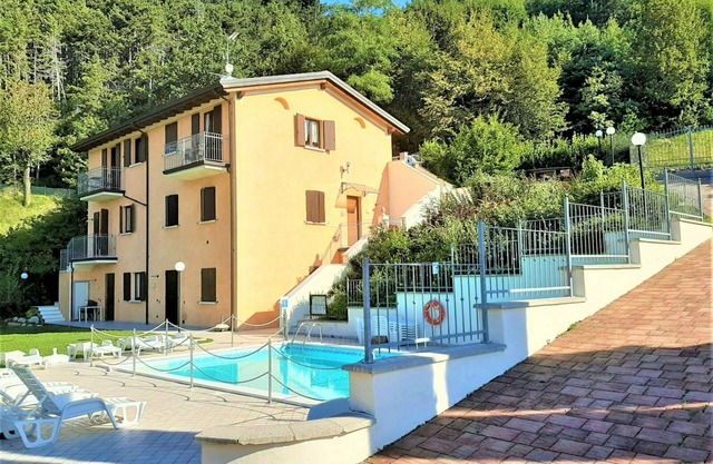 Bonita aplicación de 3 habitaciones. en una residencia con piscina y fantástica vista al lago