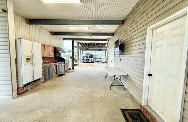 Beautiful 3-Story Home on the Tickfaw River close to Baton Rouge & New Orleans