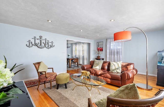 Beautiful 3BD/1BA apartment W Parking 7313