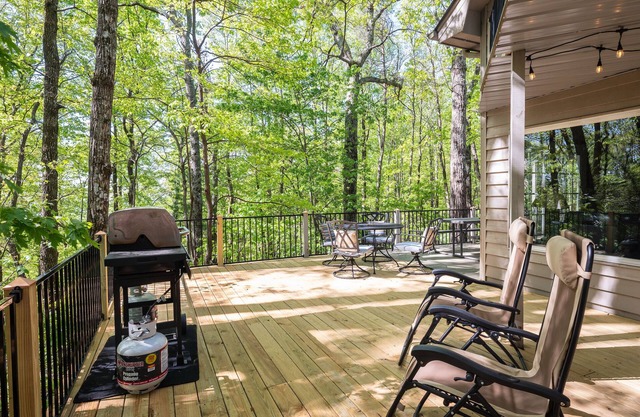 Beautiful 3BR, 3 bath 2 Pools, Lake, close to Cesars Head and Dupont
