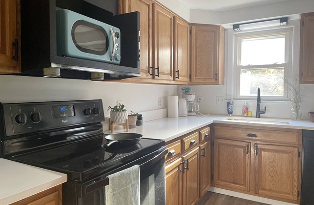 Beautiful 3BR Home with Office in Town of Brunswick with King beds