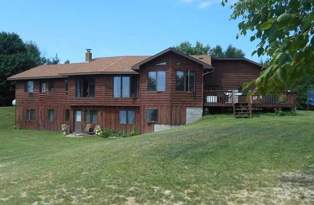 Hermoso retiro de 4 BDRM en Loon Lake con sauna y litoral arenoso.