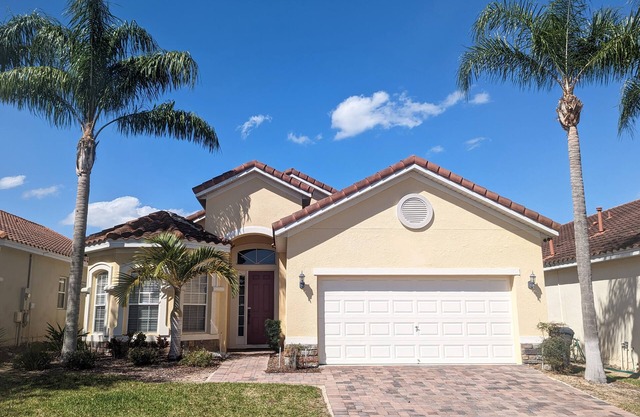 Beautiful 4 bed/3 bath pool home + games room, 8 miles to Disney World Resort!