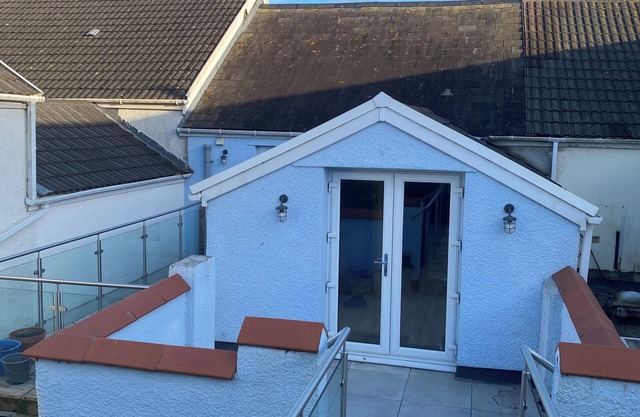Beautiful 4 bed apartment in the heart of Burry Port 5 minutes from the beach!