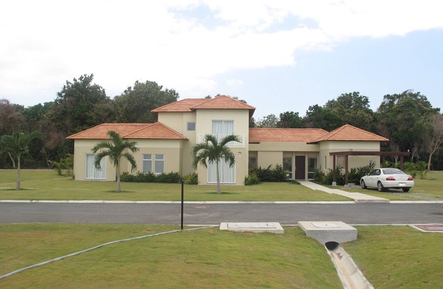 Hermosa villa de 4 dormitorios 3. 5 baños en la comunidad de golf y frente a la playa!