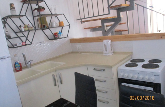 Hermoso apartamento de 3 habitaciones con hermoso porche.