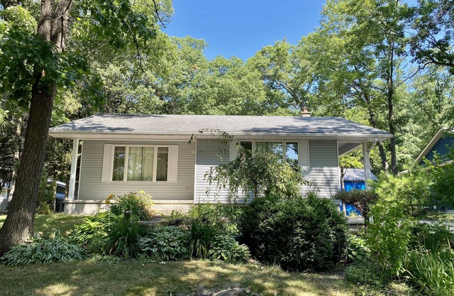 Beautiful 4 Bedroom Cottage Next to the Pinery!