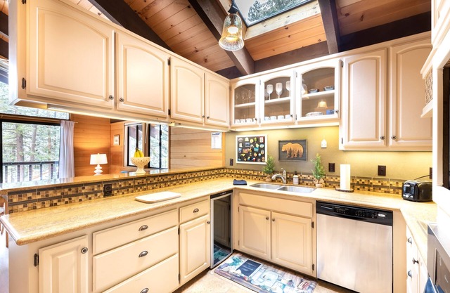 Beautiful 4-Bedroom Contemporary Mountain Home in Northstar by RedAwning Save 10% on 3 Nights, 15% on 5 Nights!