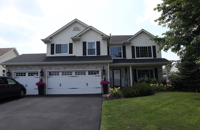 Beautiful 4-bedroom house with 3 Seasons Room & Large Backyard in Belvidere