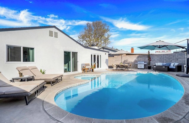 Beautiful 4-bedroom house with pool in Sunny San Diego
