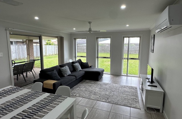 Beautiful 4 Bedroom home sleeps 7 - Sandstone Point, Bribie, Ningi