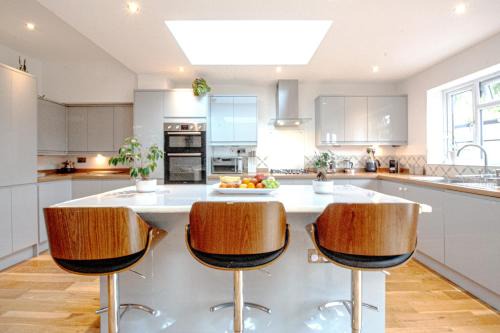 Beautiful 4 Bedroom Home with Garden Sleeps 10