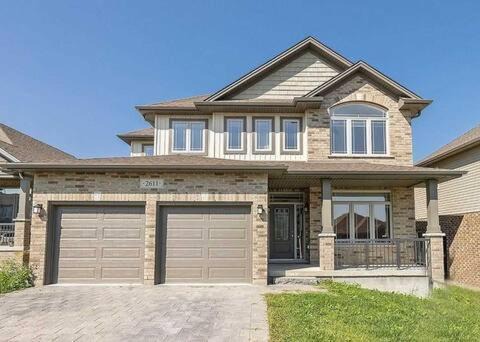 Beautiful 4 Bedroom House With a Indoor Fireplace