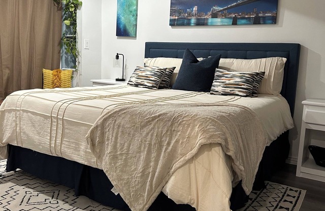 Beautiful 4-bedroom king-size suite. Dallas home with cozy patio.