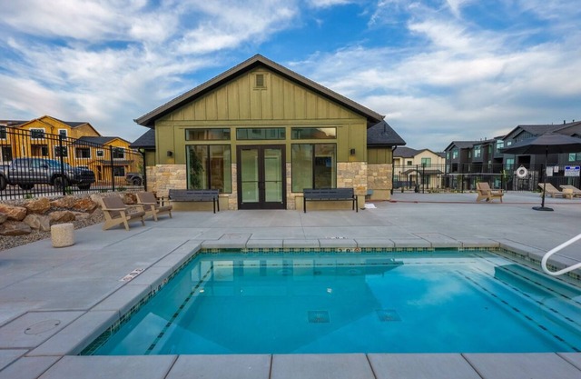 Beautiful 4 Bedroom Mountain Getaway Home, Outdoor community Hot Tub, Come Stay!