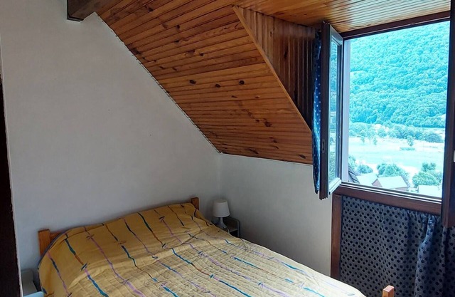 Beautiful 4-person apartment in stone residence