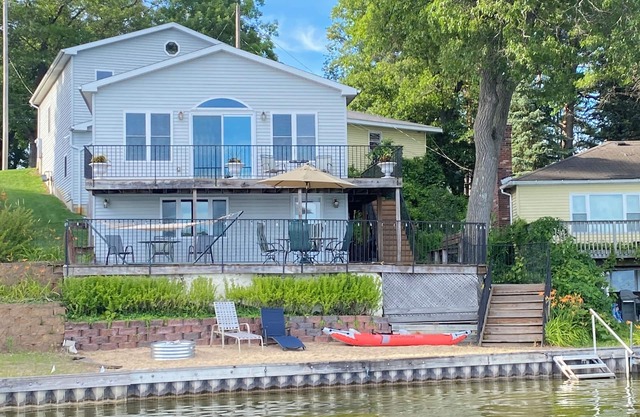 Beautiful 4 season, 3 bd, 2.5 bath, private beach. AC. Pontoon available.