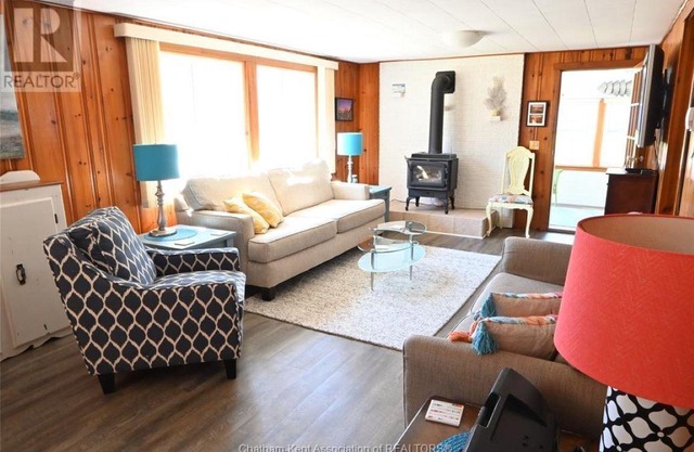 Beautiful 4 season Cottage in Rondeau. 2 minutes to Beach or Provincial Park.