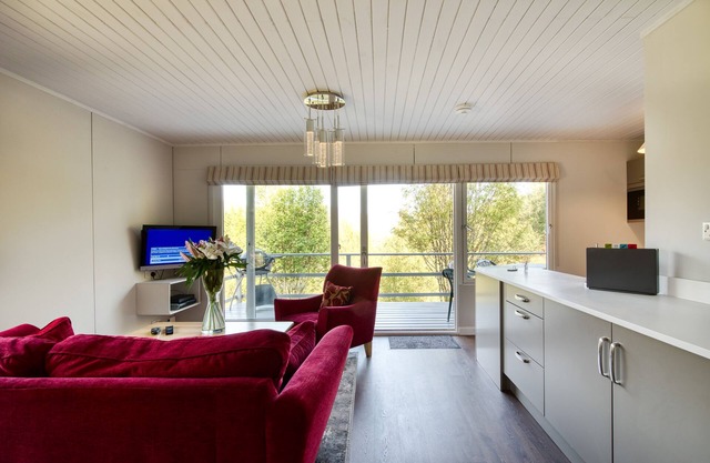 Hermoso chalet de 4 estrellas y 2 dormitorios con impresionantes vistas al lago y a la montaña