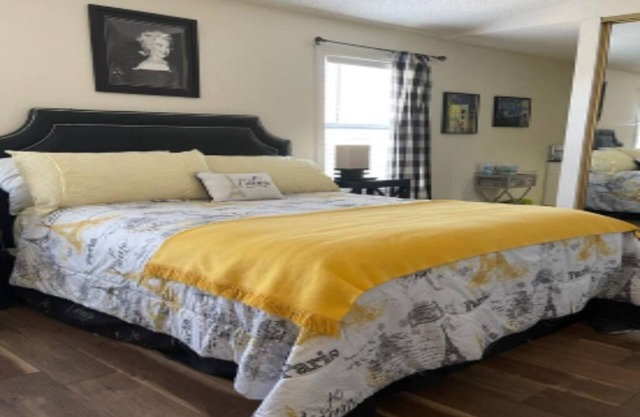 Bella y comfortable Dormitorio Principal con bano completo y Parking