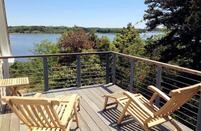 Hermosa 4BD Waterfront Home - Privada y aislada, Pamet River Waterfront, A / C y porche cubierto