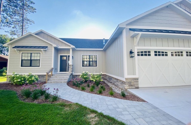 Beautiful 4bdrm home in Crystal Mountain Resort with private hot tub