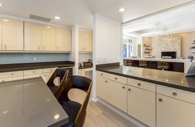 Beautiful 4bed room house by Diamond head (30 Nights Minimum Stay)