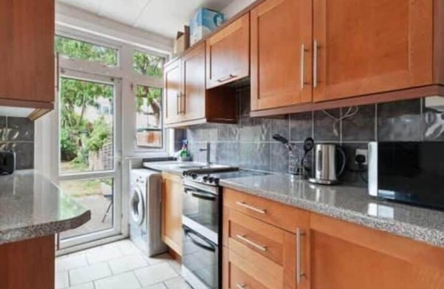Beautiful 4BR Home in Mitcham With Garden