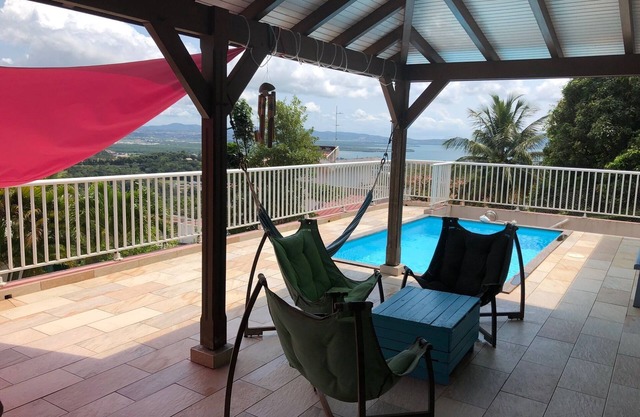 Hermosa villa con vista al mar de 4 canales, piscina y COCHE INCLUIDOS!