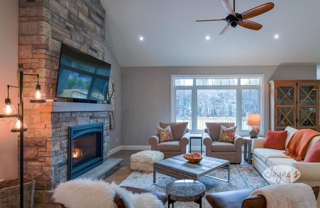 Beautiful 5 Bed, 5 Bath House in Thornbury! Amazing Location! Level Land!