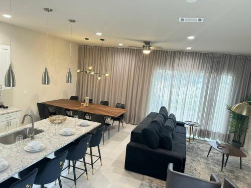 Beautiful 5 bed home Resort 5 minutes from Disney