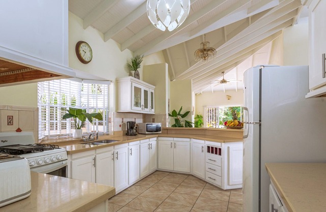 Beautiful 5-bed Villa With Views And Pool - Decaj 5 Bedroom Villa by RedAwning
