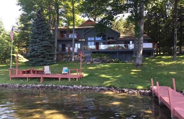 Hermosa casa de 5 habitaciones en Clam Lake con acceso a Torch Lake.