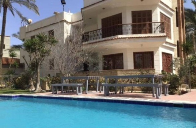Beautiful 5-bedroom villa in Abu Talat with AC and private swimming pool.