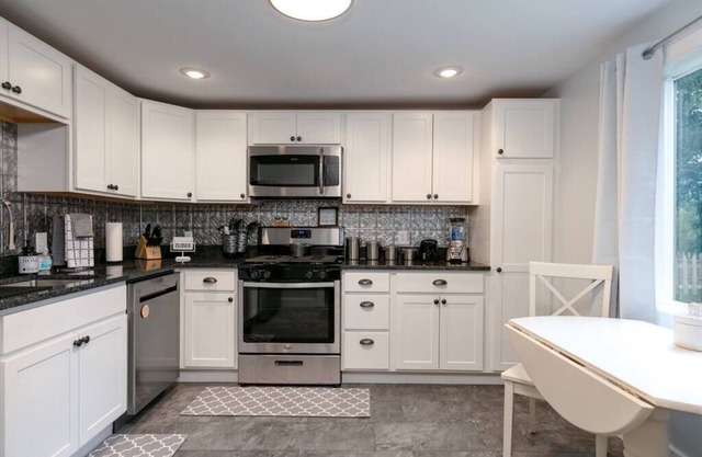 Beautiful 5 BR located next to Pine Creek!