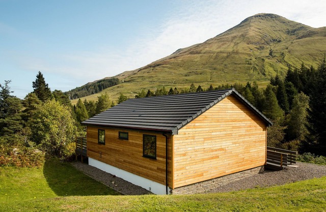 Hermoso chalet de 5 estrellas, 2 dormitorios, 2 baños con impresionantes vistas y estufa de leña