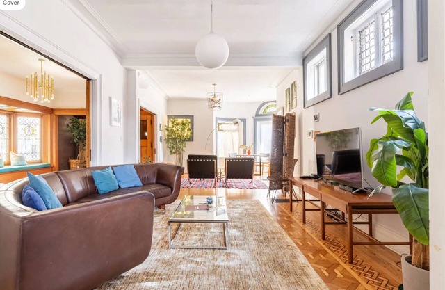 Hermosa mansión 9br con 5 espacios de estacionamiento. ¡Camina al campo de Wrigley y al lago Michigan!