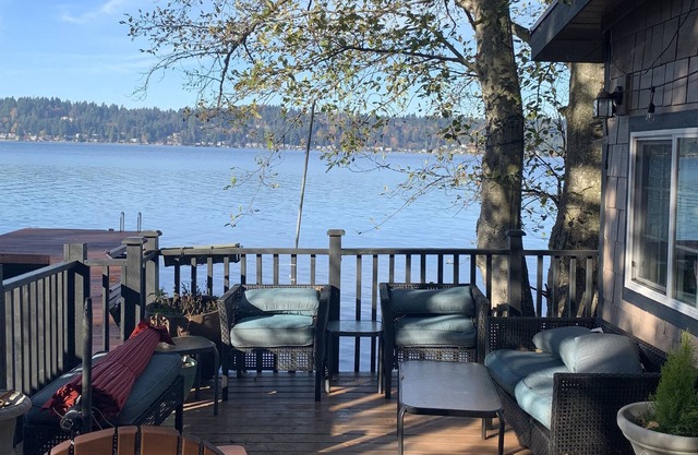 Hermosa cabina de más de 75 pies frente al lago sobre el agua.