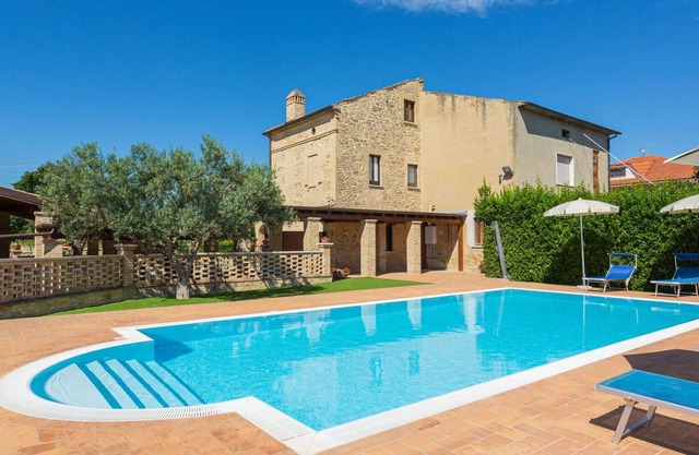 Beautiful apartment in villa for 12 people with pool, TV, terrace and parking