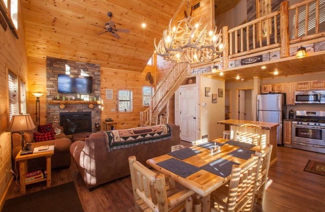 Beautiful ADK Getaway! Trail 4 and Lake Access! Weekly Discount Available