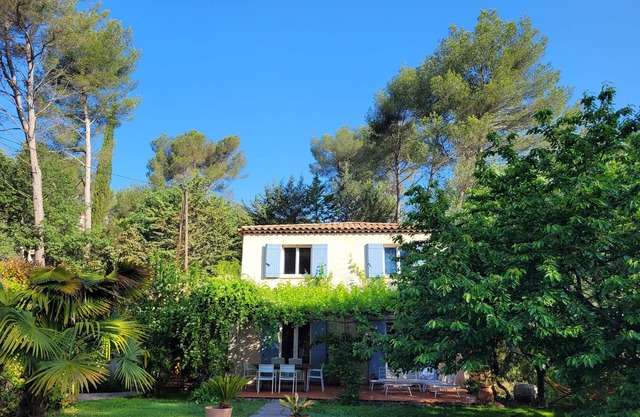 Beautiful air-conditioned Provencal house with swimming pool