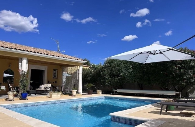 Beautiful air-conditioned single-storey villa with swimming pool, spa and sauna
