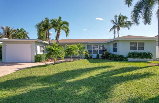 Beautiful & airy dog-friendly home near the beach with private pool, yard, grill