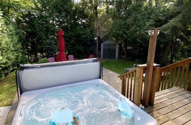 Beautiful All Season Cottage with a Hot Tub